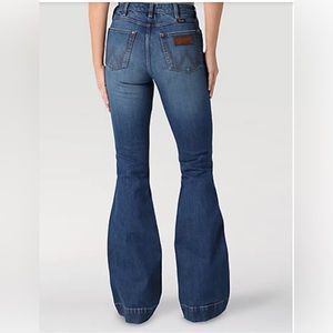 Women's Wrangler Retro Trouser Flare Jeans. BRAND NEW!